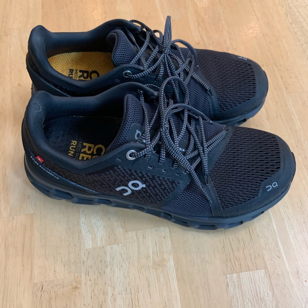 Women’s On Cloud shoes size 9.5